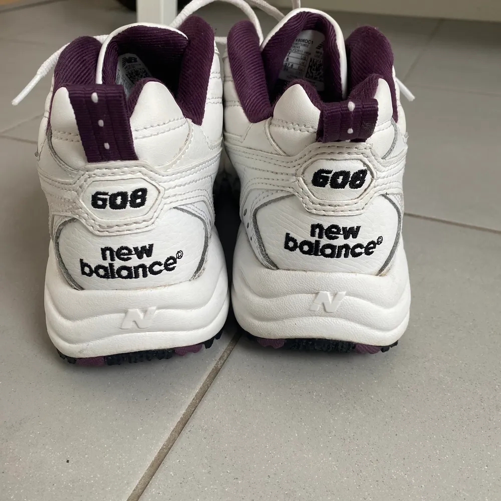 Intressekoll på mina jättefina New Balance 608or. Köptes för cirka 1 år sedan men är knappt använda därav är dem som nya! Ett par extremt sköna sneakers som går att använda till allt. De är i storlek 37,5 vilket betyder att dem passar både en 37a och en mindre 38a. Köptes för ca 800kr. Skriv om ni är intresserade och vad ni är beredda att betala!. Skor.