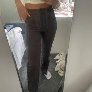 Mörkgrå kostymbyxor - Mörkgrå kostymbyxor från madlady i storlek Xs, aldrig använda