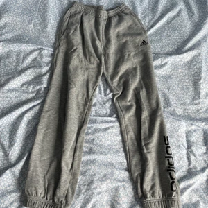 Adidas mjukisbyxor 152 cm - Gråa mjukisbyxor från Adidas i storlek 152 cm, i fint skick. 