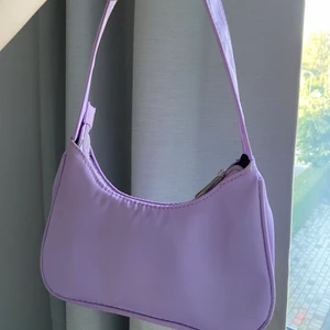 Pastell lila baguette bag  - Använd en gång. Liten, smidig och i bra skick 