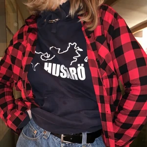 flanell skjorta - röd flanell skjorta i storlek M men sitter mer som en S