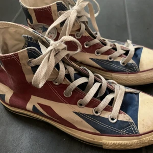 Converse strl 39 - Ett par såååå coola och unika converse med UK flaggan! Säljer då dom är för små för mig men önskar att jag kunde ha dom kvar 😩 Skriv för mer info! 💞