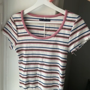 Topp - Abercrombie & Fitch - Topp från Abercrombie & Fitch. Tror aldrig använt, isf max 1 gång! 😅 Storlek M, jag är dock normalt en S 