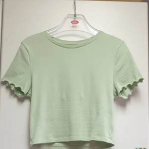 Grön Croppad Topp - Ljusgrön/matcha crop top från Bikbok 💚 Ribbat material som är mycket stretchigt. Använd 1 gång 😊