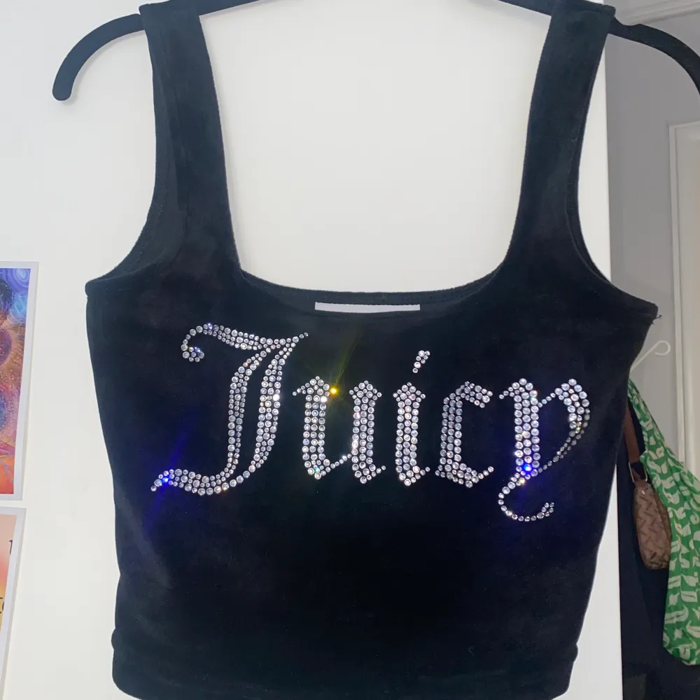 Oanvänd juicy topp köpt från Urban outfittets😋 skitfin och mysig och snygg!!👍🏻👍🏻. Toppar.