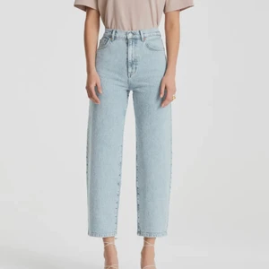 Jeans  - Säljer oanvända utsvängda jeans från Ginatricot! Prislapp sitter kvar, köpte fel storlek. Nypris 550kr