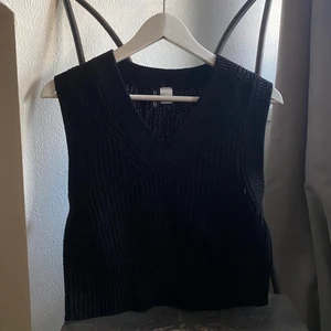 Tröja  - Svart croppad slipover i stickat material.                                                                                         Bra skick! (använt endast en gång) 