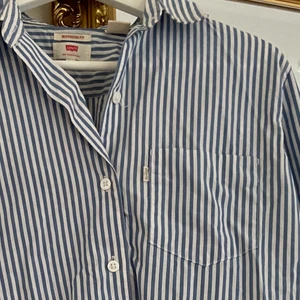 Levis skjorta - Stilren och krispig skjorta från Levis storlek small! Blå och vit randig med lite oversize fit 