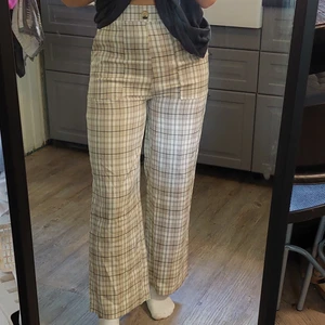 Coola byxor - Snygga byxor från shein, min kompis på bilden är 163. Säljer dom då jag aldrig användt byxorna då det inte sitter I min passform. Tycker dom är fett coola. Storlek xs. Köparen står för frakten. ❤