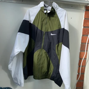 NIKE JACKA - Säljer den pga den tyvärr inte kommer till användning, köptes i nederländerna förra sommaren och är endast använd fåtal gånger. Tar bud från 300🌹