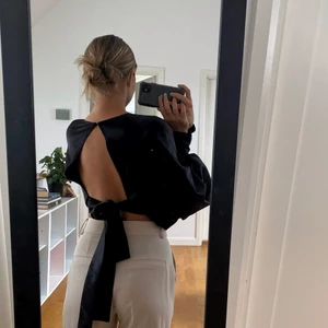 Blus med puffärm och öppen rygg - Skitsnygg blus/croptop från Hanna Schönbergs kollektion med NAKD. Använd max 3 gånger väldigt sparsamt!❤️‍🔥 säljer pga den inte kommer till användning.
