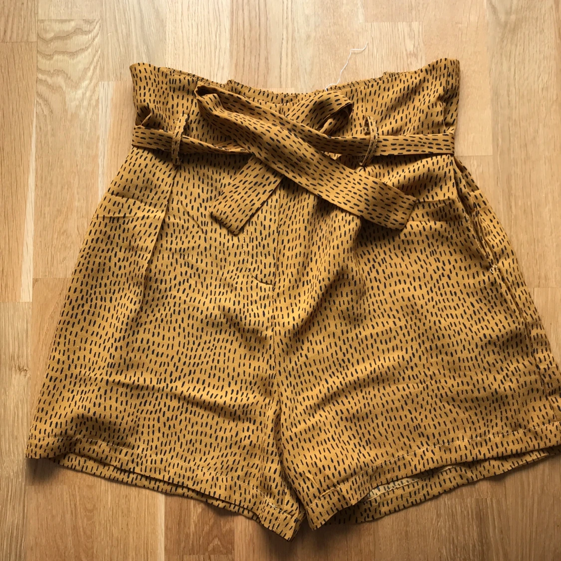 Gula shorts med prickar - 91