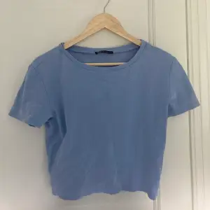 Blå tshirt från zara. Storlek L men passar även mindre. Köpare står för frakt⚡️⚡️
