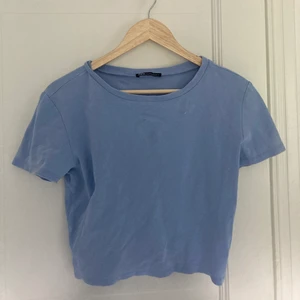 Zara tröja  - Blå tshirt från zara. Storlek L men passar även mindre. Köpare står för frakt⚡️⚡️