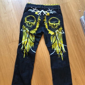 Jeans - Säljer mina jeans men skitcoolt tryck❣️ Jag är 175 cm lång, o man swr på bilden hur de sitter på mig. Skriv vid fler frågor eller bilder❤️