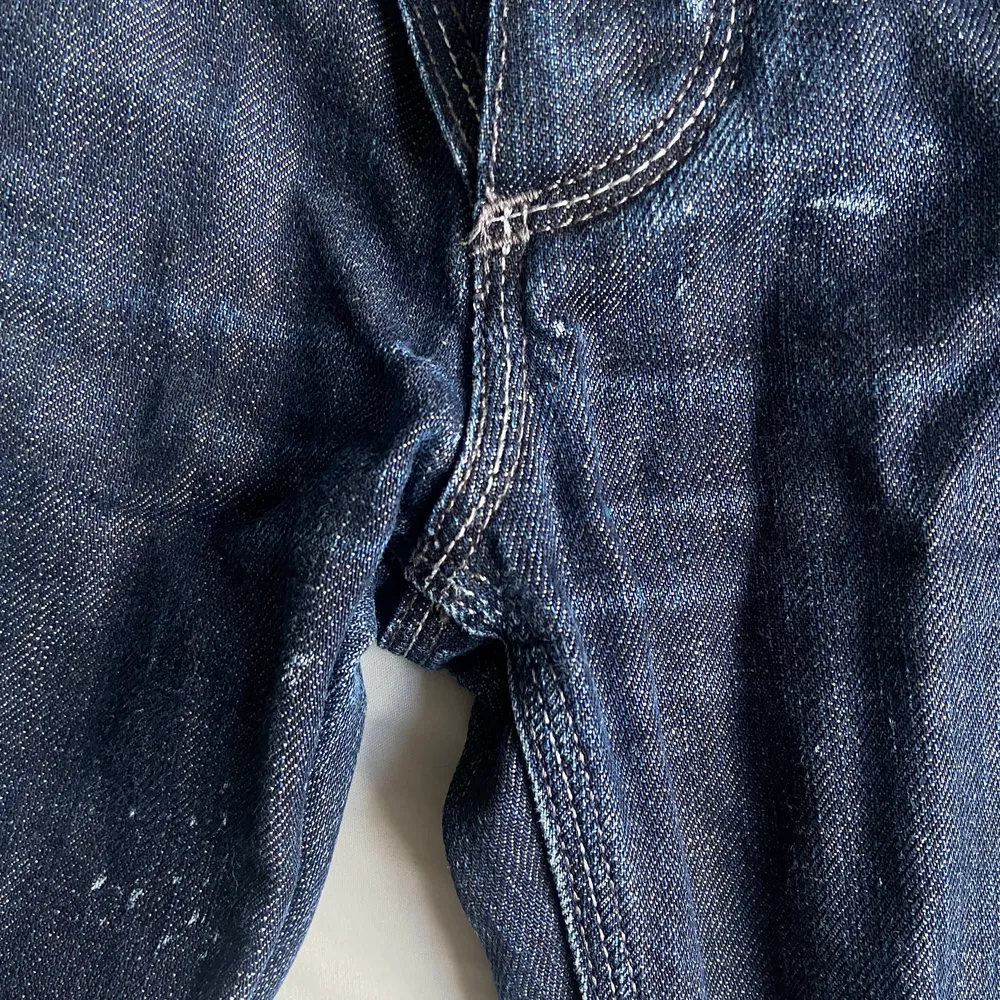 dolce gabbana jeans, bra skick förutom nåra vita stains men syns knappt. skickar gärna fler bilder. Jeans & Byxor.