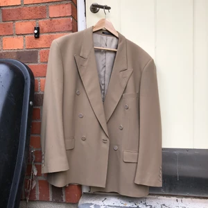 Vintage Yves Saint Laurant kavaj - Skitcool YSL kavaj, skulle gissa på att den är runt stolek L. Jättefin färg, skulle se sjukt ballt ut med en 70-tals outfit! Buda gärna! Ta inte priset altt för seriöst
