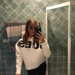 Guess hoodie - Denna helt oanvända guess hoodie är nu till salu. Den är cropped i modellen och i storlek xs. Lite stor för mig som är 165cm men det beror ju också på hur man är byggd. Nypris för denna är 639kr. Lappen sitter kvar. Hör av er om ni har några frågor 😋
