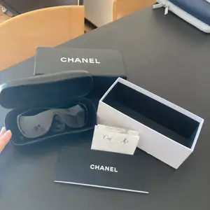 Sparsamt använda solglasögon från Chanel med kvitto och alla tillbehör till. 