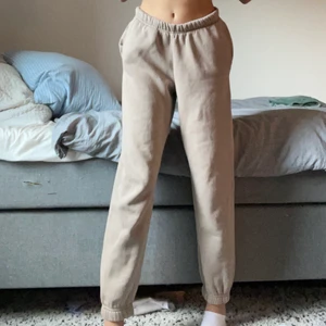 Gina tricot basic sweatpants - Ett par extremt bekväma beiga Gina tricot mjukisar i strl xs. Dem är använda fåtal gånger och är därav nästintill nyskick. Säljer pga att jag inte har användning för de (säljer liknande i grått)  Är ca 163 lång ifall man vill jämföra hur dem sitter på mig. Köpta för 249 kr