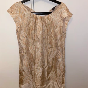 Mönstrad klänning - En fin mönstrad klänning i ett silkesliknande material