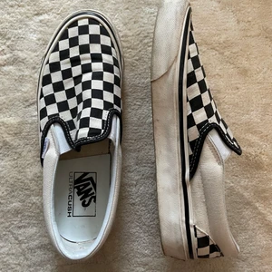 Rutig vans  - Säljer ett par trendiga vans. Använt få tal gånger. 