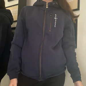 Sail racing kofta - Snygg kofta från Sail racing i storlek S. Den är i bra skick. Marinblå färg, med dragkedja. 