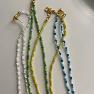 Halsband  - Nya fina halsband som kostar 15:- styck, om man vill ha en berlock på kostar de 5:- extra! Halsbanden är 48cm långa, Köparen står för frakt 💚 kontakta mig om du har frågor 