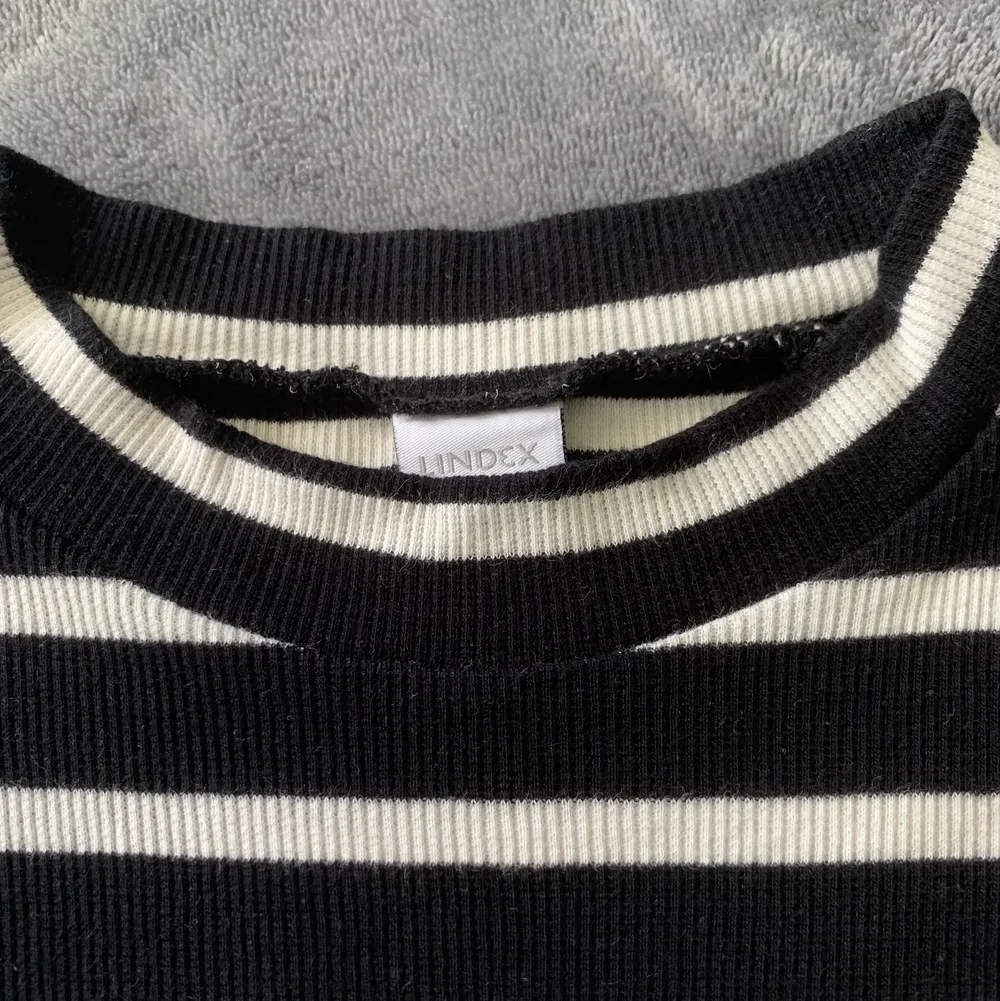 Randig tanktop/linneđ€anvĂ€nt fĂ„tal gĂ„nger, fortfarande bra kvalitetđ€kan bĂ„de mötas upp eller fraktas, köparen stĂ„r för frakt (fraktalternativ kan vĂ€ljas av köparen)đ€bara att skicka ivĂ€g ett meddelande vid intresse, fler bilder eller mer info!âșïž. YlĂ€osat.