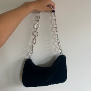 Väska - Superfin fluffig väska med silver detaljer, aldrig använd av mig. Frakt tillkommer 💞