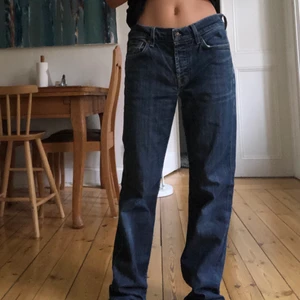 Midrise straight jeans  - Sjukt coola seven jeans som är midrise och raka i benen! W31, går att knyta i midjan. Jag på bilden är 160cm och de är väldigt långa på mig (har också knutit dom lite i midjan. Helt oanvända💕 Frakt tillkommer på 66kr (pris går att diskutera)