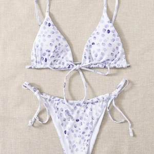 Bikini - Säljer den finaste bikinin, slutsåld! Oanvänd med skyddsplast kvar! Har dessvärre alldeless för mkt bikinis så måste sälja denna❤️