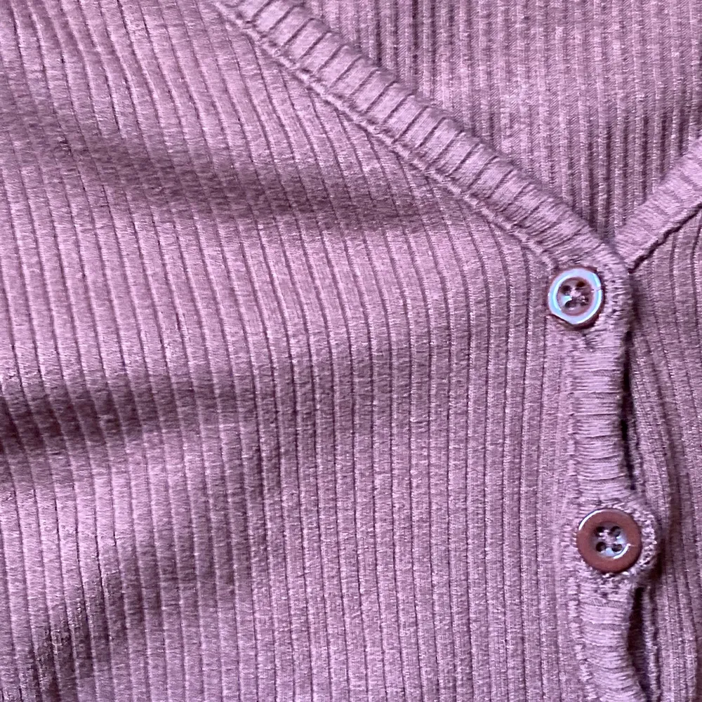 Denna jättefina tröjan är i storlek xs men sitter nog på s också! 🤎 första bilden visar färgen men den andra ser av någon anledning ut som en helt annan färg! 📀      Köpte här på Plick men är osäker på vad den kostade! Säljer iallafall den för 80 kr inkl frakt 💸 . Toppar.