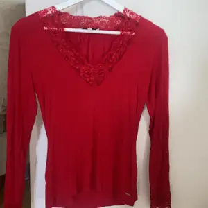 Säljer denna söta röda tröja med spets, har typ aldrig använt den. Storlek M 