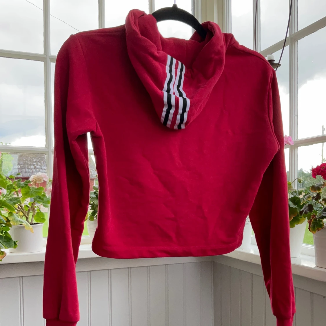 Chiquelle röd croppad hoodie - 91