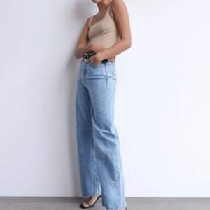 Säljer mina blå jeans från zara som är köpta för cirka ett halvår sedan! De är i modellen hi-rise wide leg och är i storlek 34. De är i mycket bra skick och säljer pga att de har blivit något för små för mig. Kontakta vid fler frågor eller bilder! Obs jag säljer även ett likadant par fast i svart:) Vet ej hur mycket frakt kostar så det är därför det står gratis!