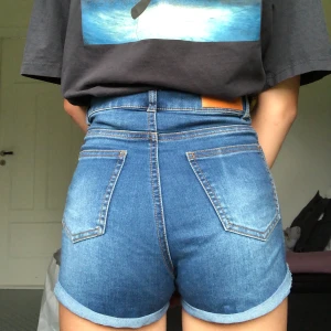 Skinny jeansshorts stl XS - Ett par skitsnygga jeansshorts som sitter som en smäck! Har knappt fått någon användning av dessa så nu säljer jag de vidare. ❤️❤️