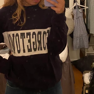 Tjocktröja  - Mörkblå tjocktröja med ’georgetown’ print. 100kr + frakt 