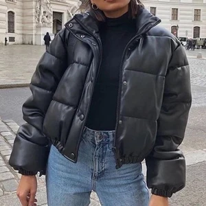 Pufferjacka - Supersnygg pufferjacka i skinn som liknar den på bilden från Vero Moda petite, men den är som en vanlig xs i storlek, använd sparsamt och säljer för att det inte är min stil längre men den är verkligen supervarm och skön!! Köparen betalar frakt! 🖤