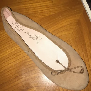 Ballerina skor  - Beiga ballerina skor i mocka från Vera Pelle.