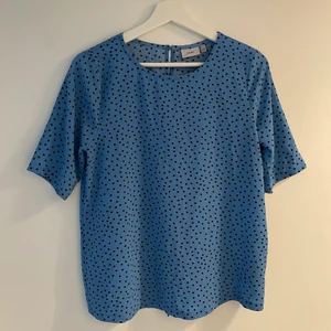 Topp - ICHI - Topp/blus från ICHI. Köpt några år sedan men max använd 3-4 gånger. Storlek XS, jag är dock en S men passar nog båda. 