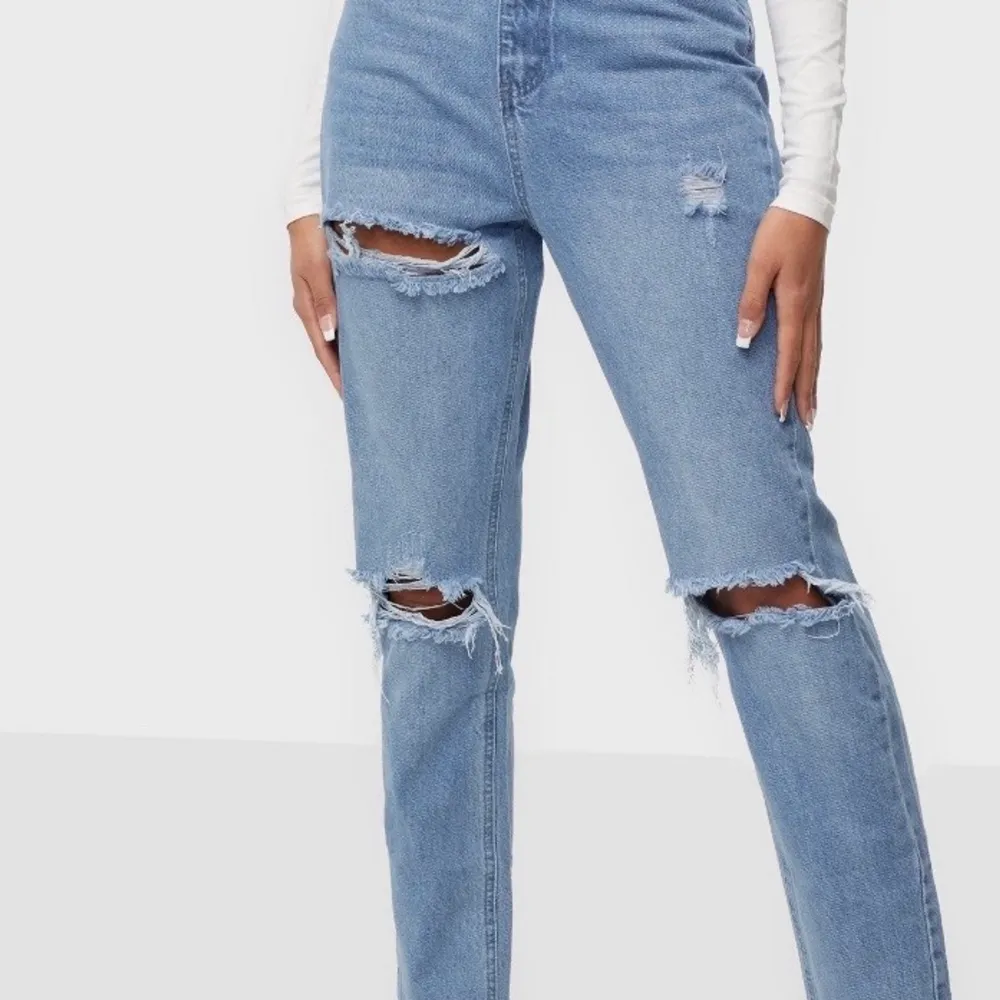 Super fina jeans från nelly som tyvärr är för stora för mig, storlek 32 men skulle passa någon som har 34/36 . Jeans & Byxor.