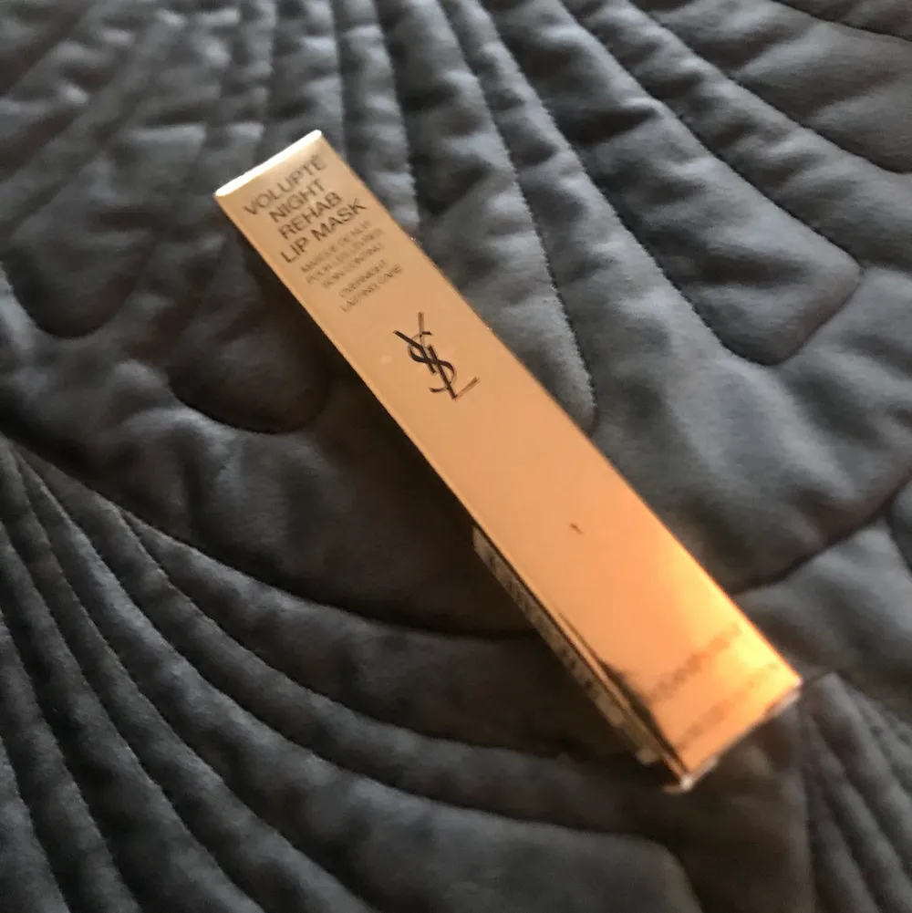 YSL Nr 1 Volupté Night Rehab - En läppmask med vårdande, återfuktande och mjukgörande egenskaper. Kan användas under dagen som en lipbalm eller som en mask på läpparna under natten.. Övrigt.