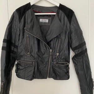 Skinn jacka . Biker  - Läder/skinn jacka . Använd Max 2 gånger . Passar S/M. 36  nypris 1499kr 