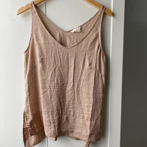 Oanvänt linne från H&M strl 38 - Oanvänt linne från H&M i storlek 38. Färg beige. Frakt går att diskutera.