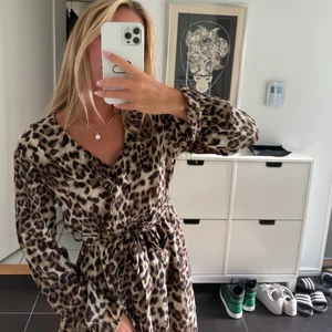 Leopard klänning från vintage dressing - Helt oanvänd klänning från märket Vintage Dressing, köpte den på Raglady by Tara för 1500kr