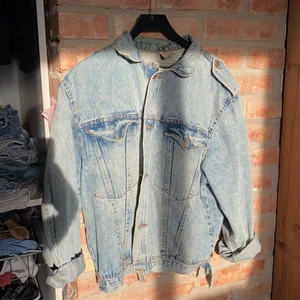 INTRESSEKOLL  - detta är min pappas gamla jenas jacka, så vintage de kan bli. Det e super snygg och bra skick. Skulle tippa att de är en L. Mer bilder kan jag skicka om så önskas 