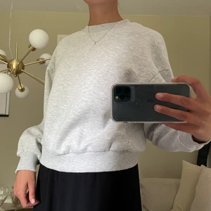 Grå sweatshirt - Grå sweatshirt i lite boxigare modell, perfekta basplagget. Storlek 38, knappt använd💛