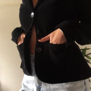 Svart Manchester kavaj - Otroligt finsvart kavaj i Manchester, så sjukt stilig. Använd ett fåtal gånger så är som ny. Frakten ingår i priset 🦋