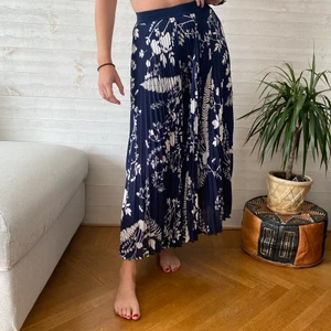 Plisserade byxor ☀️☀️ - Nyskick, endast använda 1 gång 🥰 Storlek 34, men väldigt stretchiga i midjan!!☀️ Köpta för 1000 kr!